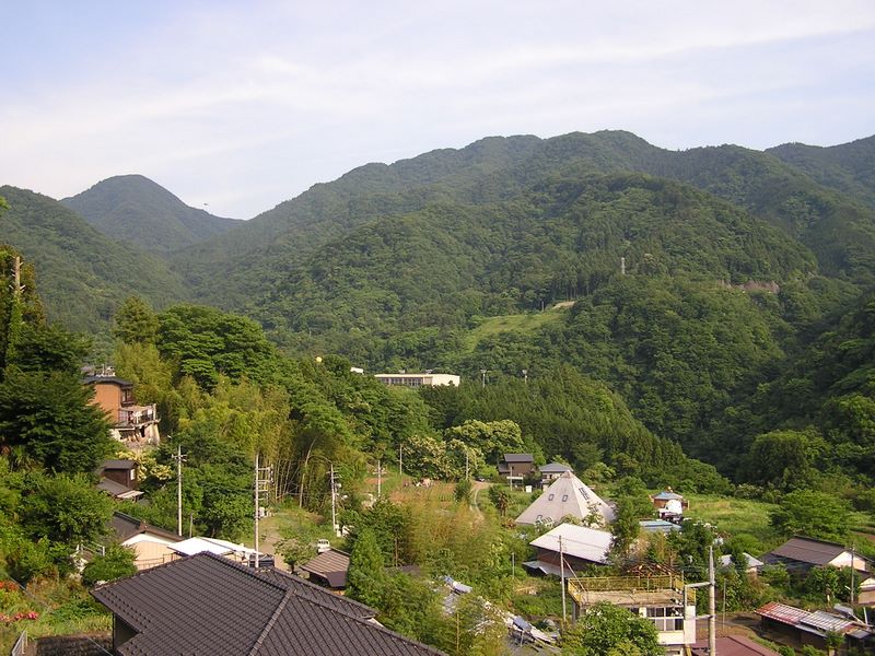 梁川駅付近から望む矢平山（左）、寺下峠方面