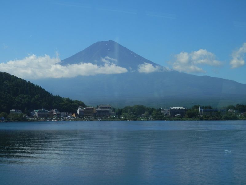バスの車窓より河口湖と富士山
