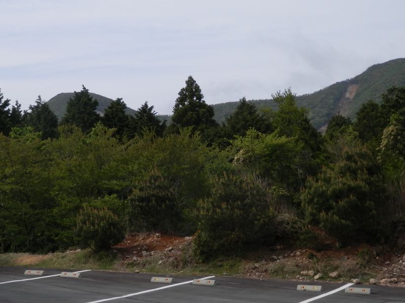 駐車場から万二郎岳を望む。右は馬の背。