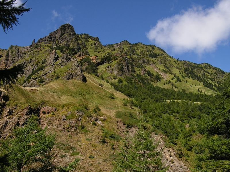 浅間山 -- 第１外輪山のトーミの頭（左の岩峰）と黒斑山