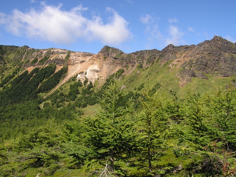 浅間山 -- 第１外輪山の仙人岳（中央）、鋸岳（右）
