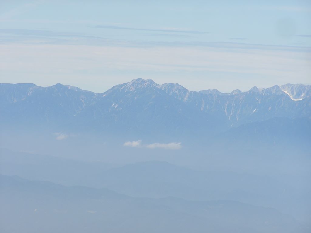 四阿山 -- 中央に蓮華岳と針ノ木岳、右に立山を望む