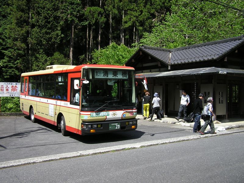 棒ノ折山から岩茸石山 -- 終点、清東橋（せいとうばし）バス停に到着