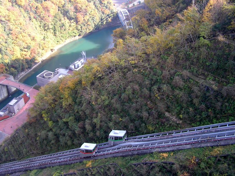 宮ヶ瀬ダムの脇を滑るインクラインのゴンドラ