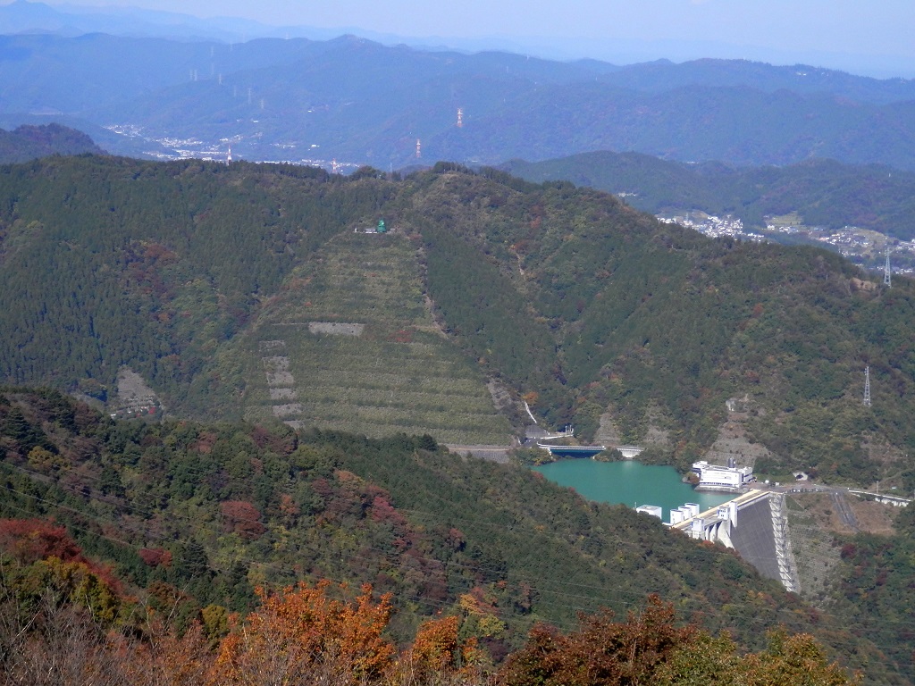 高取山の展望台より、南山と宮ヶ瀬湖を望む