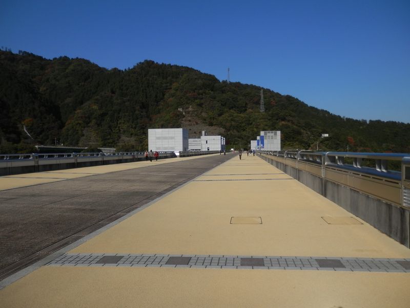 仏果山・高取山 -- 宮ヶ瀬ダムの堤頂を歩いて