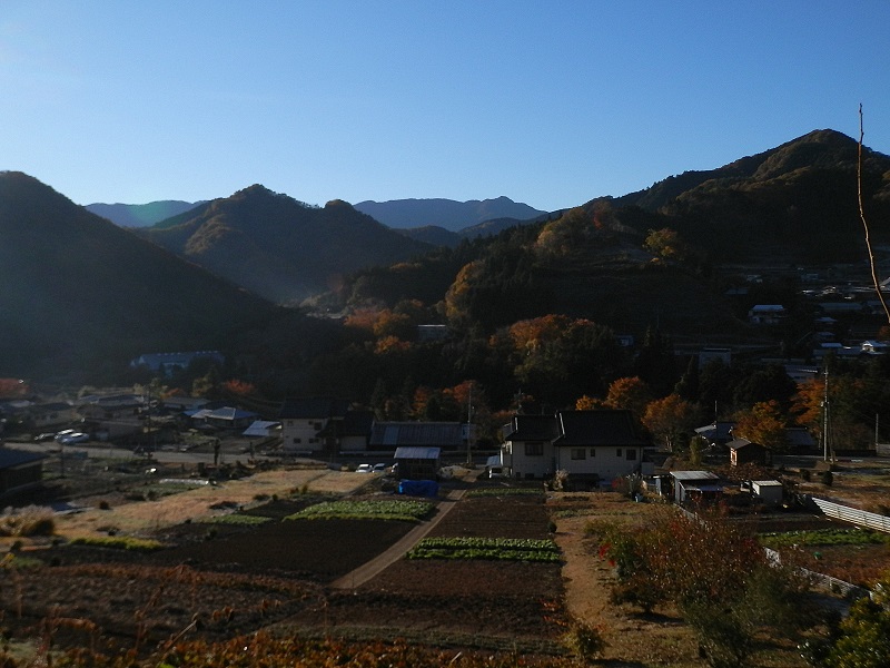 一古沢 -- 丹沢を背景に、美しい山あいの里