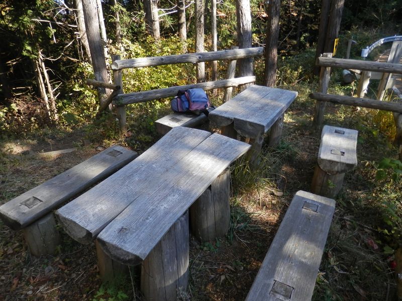 デン笠・甚之函山 -- 大地林道と登山路の交差点にある小さな休憩所