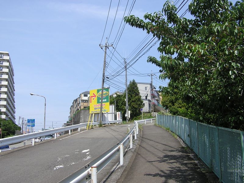 円海山・大丸山 -- 遊歩道への入り方が分からなかったので、栄高校前の坂道を上る