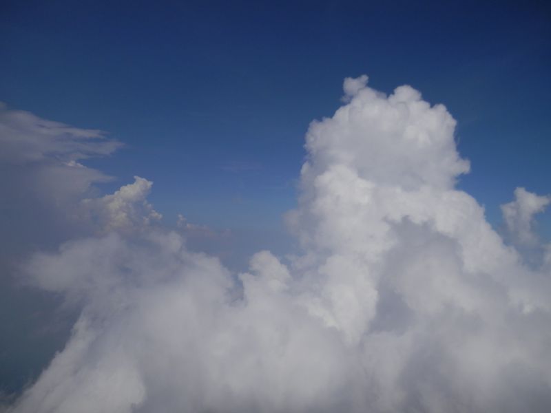 飛行機の中から見るような雲