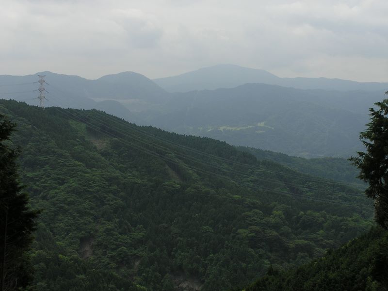 不老山 -- 箱根の明神ヶ岳が見える
