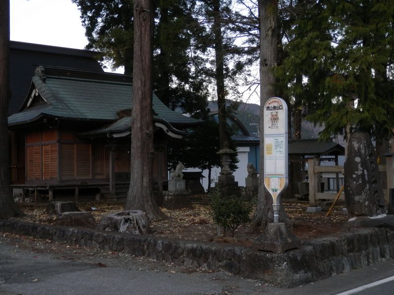 焼山登山口バス停と諏訪神社