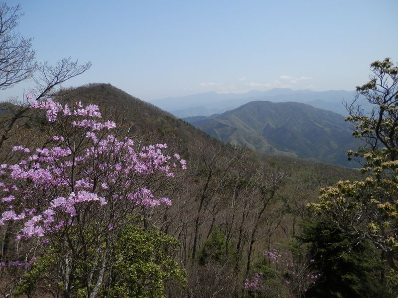 三ツ森北峰より、麻生山（左）と扇山を望む