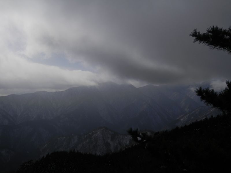蛭ヶ岳から丹沢三峰にかけて、どんより雲