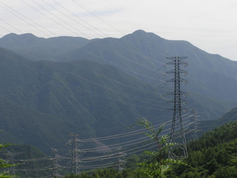 本社ヶ丸 -- 滝子山（1590m）を望む