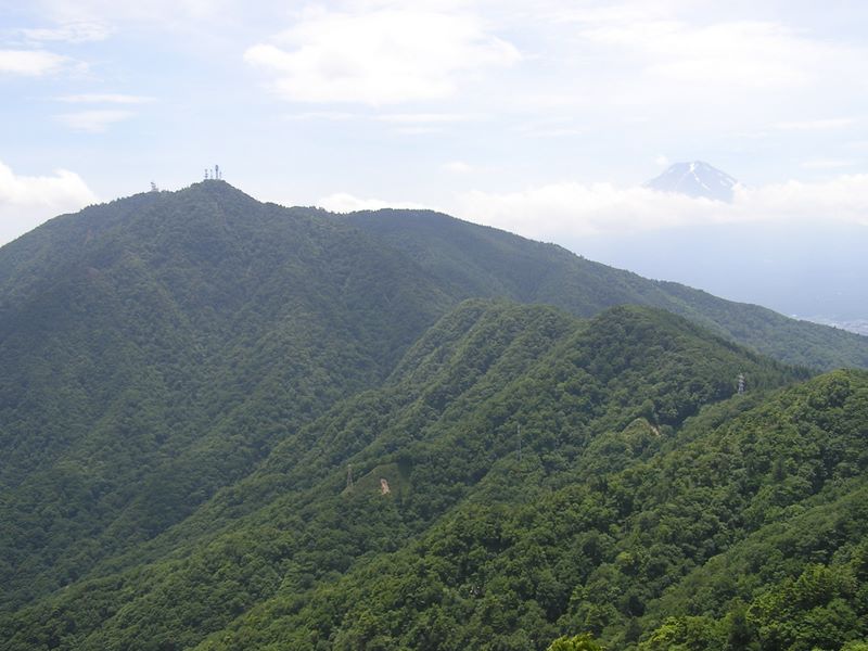 本社ヶ丸 -- 岩のテラスより三ツ峠山を望む 右手に富士山