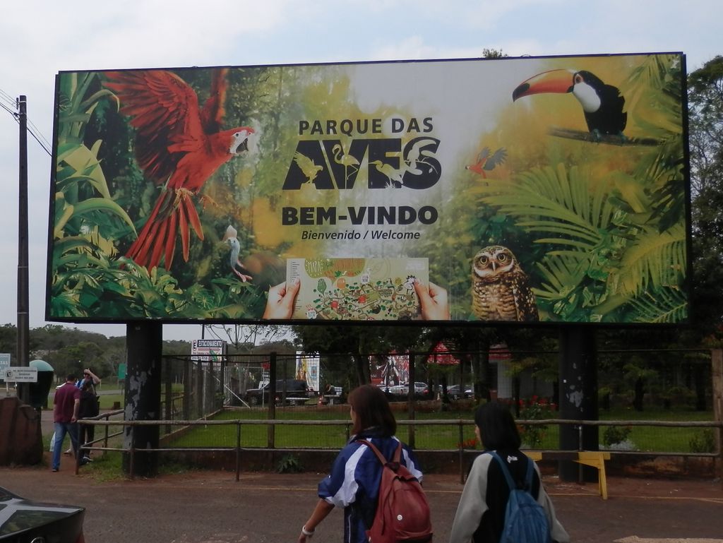 鳥の公園の看板を見ながら、イグアス国立公園まで歩く
