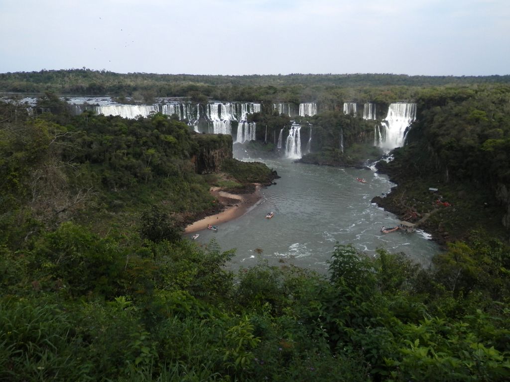 イグアスの滝： 左岸はアルゼンチン領