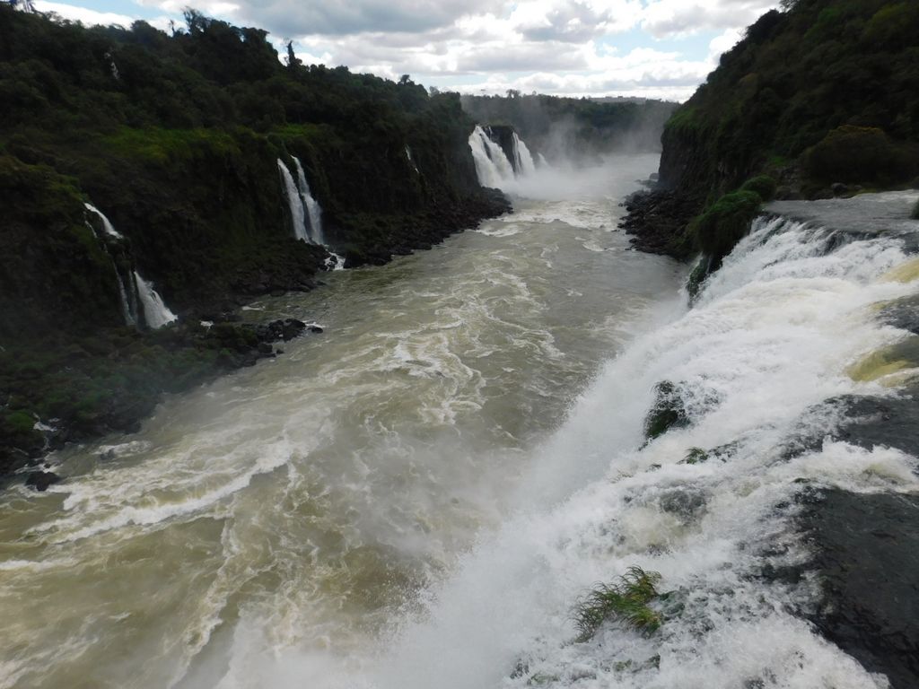 イグアス国立公園 -- すごい水量だ