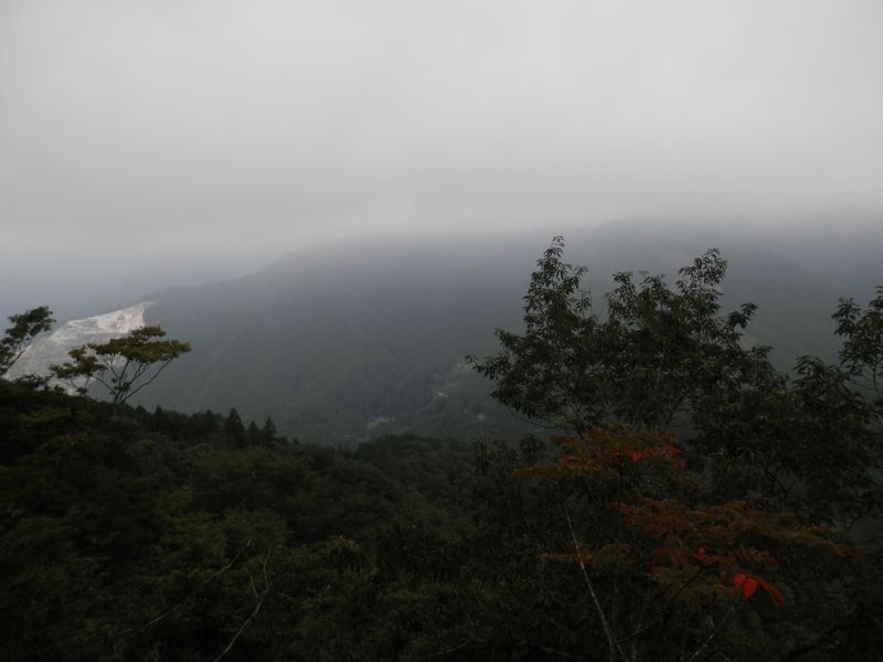 武甲山方面は霧の中