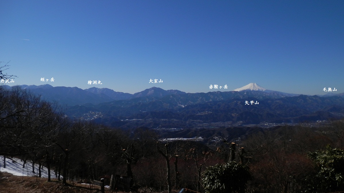 陣馬山頂より、丹沢山塊と富士山を望む