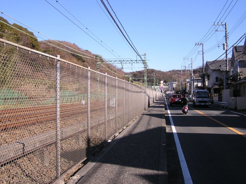 神武寺から鷹取山 -- 線路沿いに、金沢八景方向に歩く