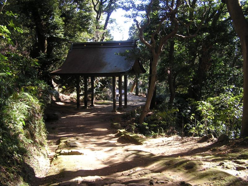 神武寺から鷹取山 -- あの門を通り抜ける