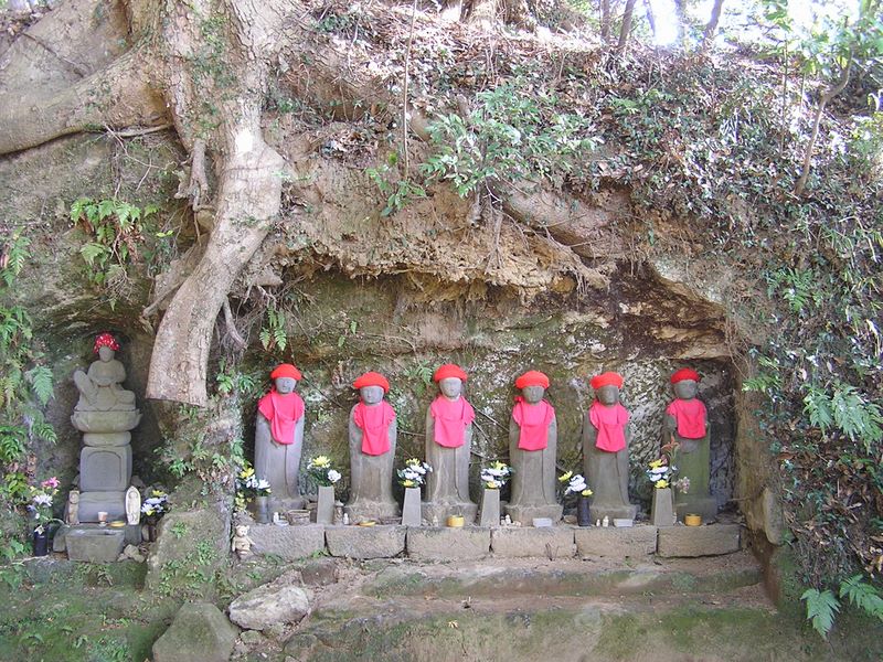 神武寺から鷹取山 -- 醫王山の石段の手前に並ぶお地蔵様たち