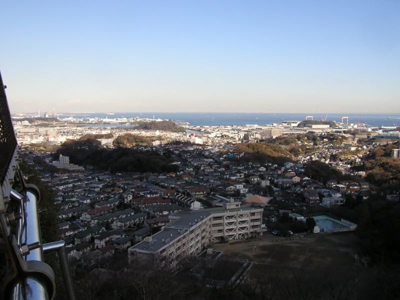 鷹取山展望台より、横須賀市街地（追浜駅方面）と東京湾を望む