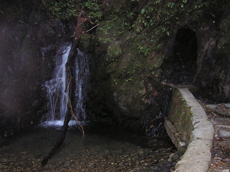刈寄山 -- 小さな滝の右手にトンネルがある