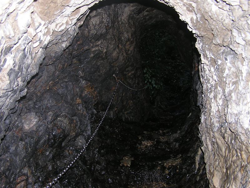 刈寄山 -- トンネル内には、ステンレスの鎖が付いている