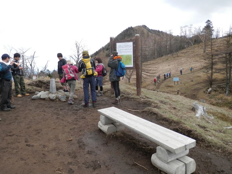 笠取山 -- 小さな分水嶺の標柱