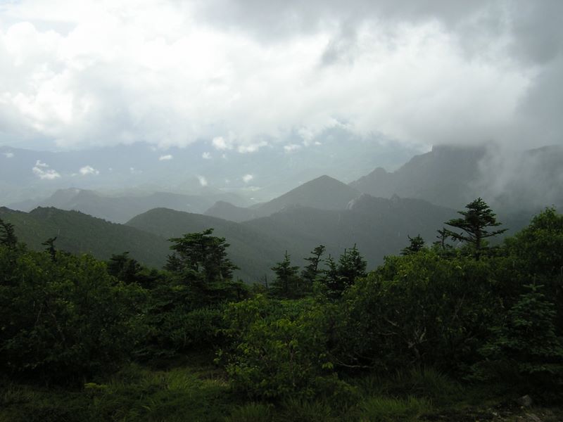 金峰山 -- 雨が上がり、瑞牆山が一瞬姿を見せた