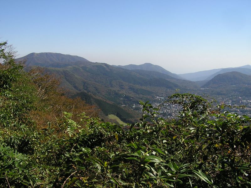 金時山 -- 乙女峠より、明神ヶ岳（左）と明星ヶ岳を望む