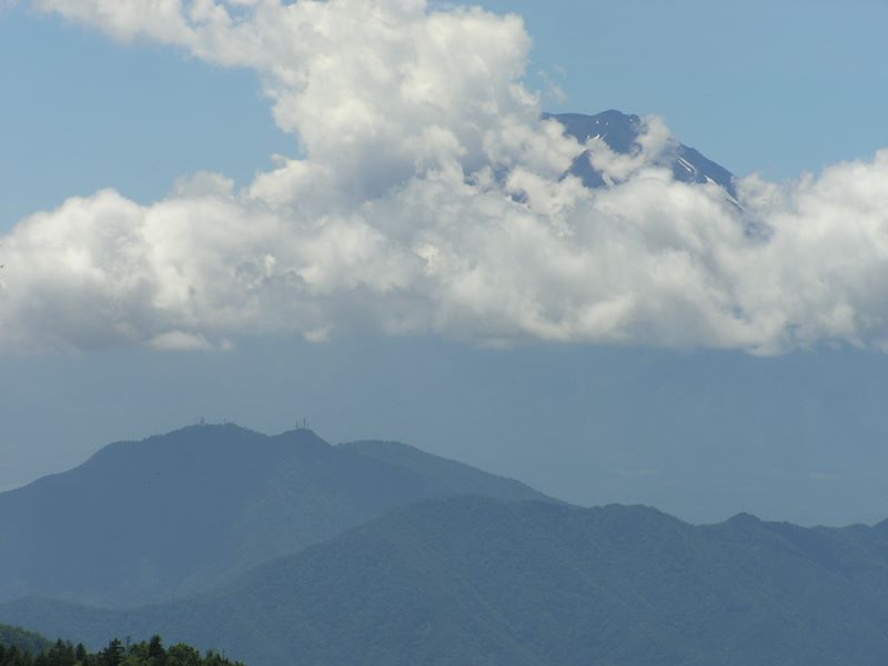 小金沢山・牛奥ノ雁ヶ腹摺山 -- 富士山、三ツ峠山、本社ヶ丸を望む