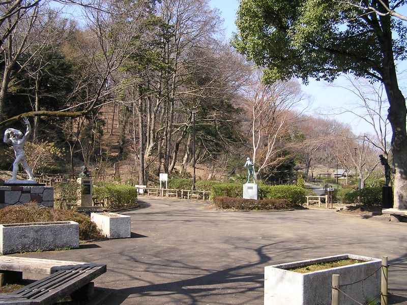 カタクリ・草戸山 -- 片倉城跡公園の彫刻広場