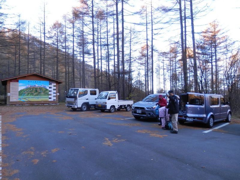 櫛形山 -- 池の茶屋林道終点の駐車場