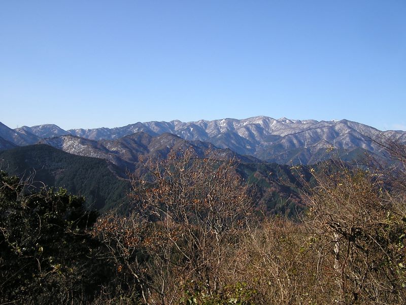 経ヶ岳・華厳山・高取山 -- 経ヶ岳山頂より、二ノ塔から丹沢三峰までを望む