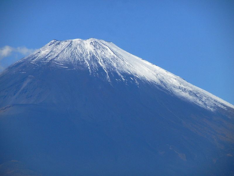 斜めに帽子を冠った富士山