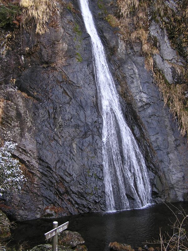 馬頭刈尾根 -- 天狗滝は、滝つぼへの着水が美しい