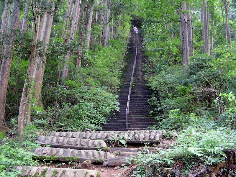 御岳平から大岳山 -- 愛宕神社の長い石段