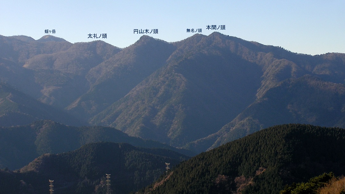 三峰山北尾根の崩落地から、丹沢三峰を望む