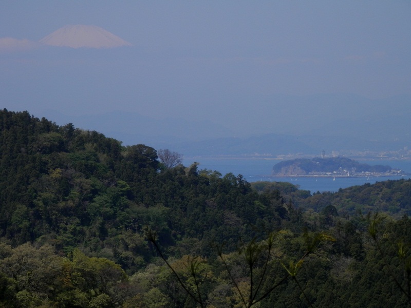 三浦アルプス -- 江ノ島と富士山を望む