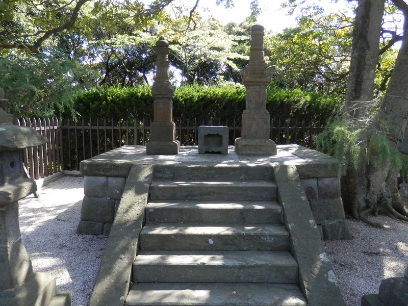 三浦按針夫妻の墓