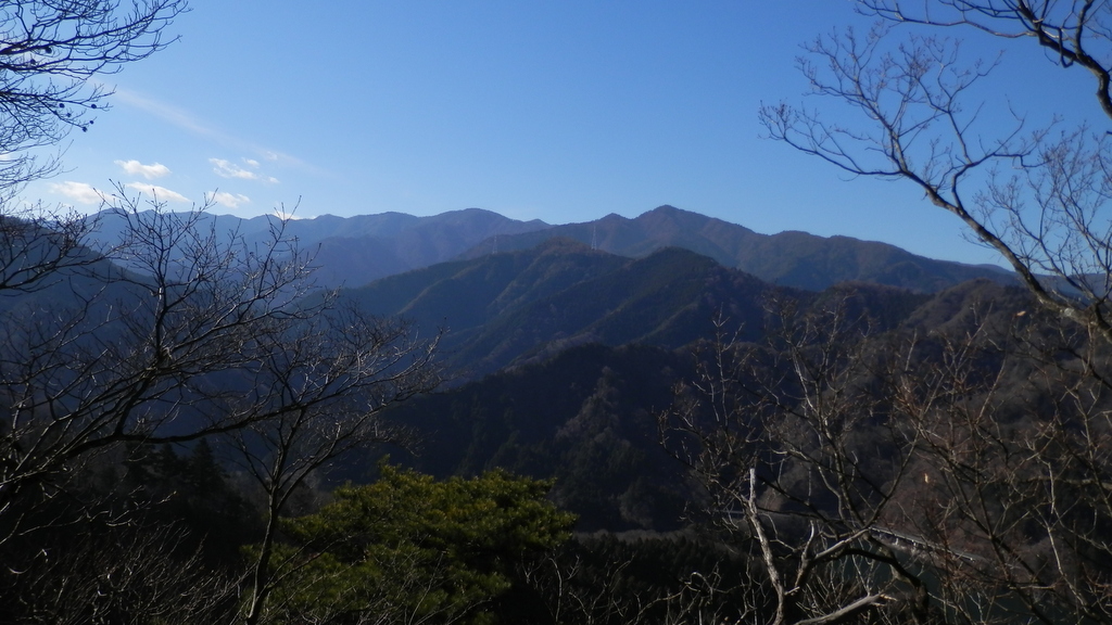 宮ヶ瀬尾根 -- 塔ノ岳の尊仏山荘が小さな点に見える