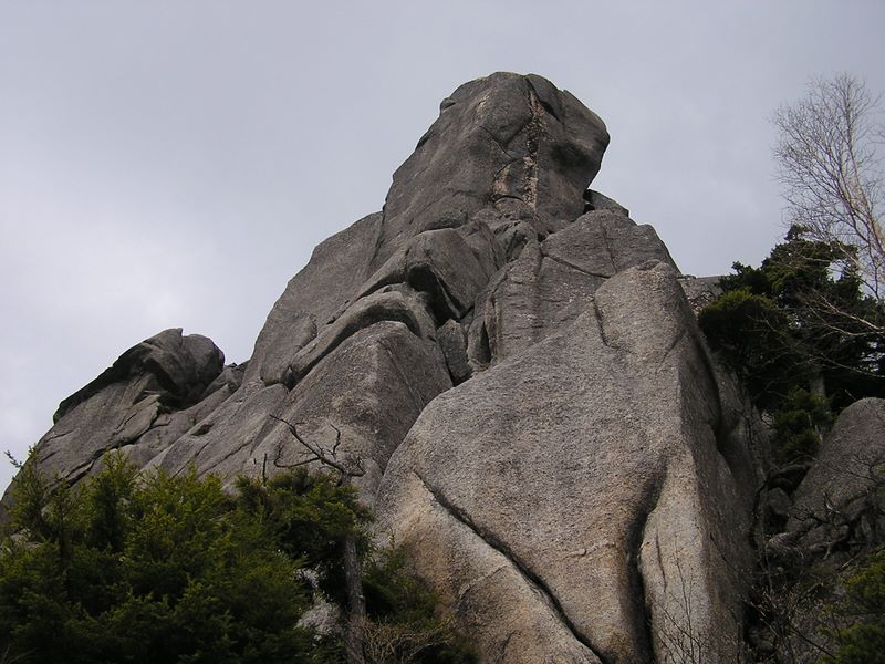 瑞牆山に聳え立つ巨岩の一つ、大ヤスリ岩