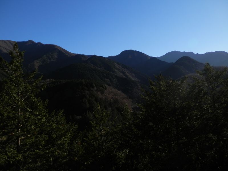 国道314号より、袖平山と西丹沢の山々を望む