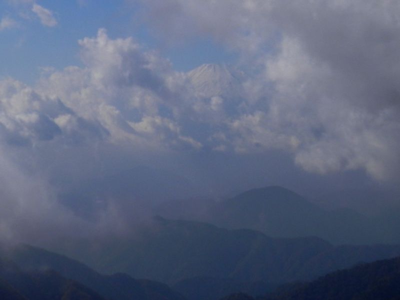 鍋割山稜 -- 塔ノ岳より、天空に浮かぶ富士山を望む