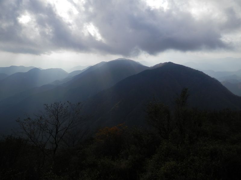 鍋割山稜 -- 雨山、檜岳に続く山稜を望む