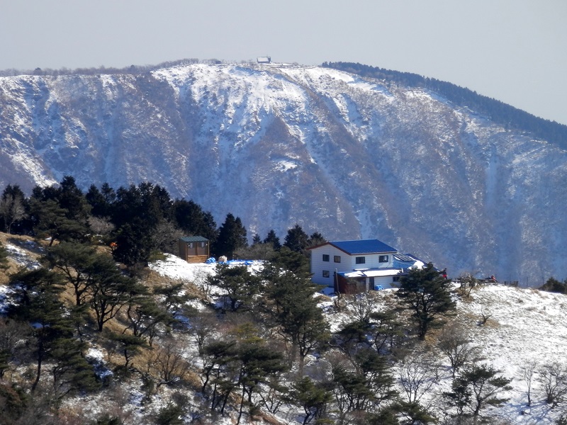 塔ノ岳・鍋割山 -- 大丸付近より望む、花立山荘と三ノ塔